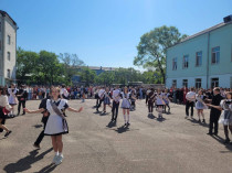Напутствия и поздравления: в Уссурийске отметили последний звонок