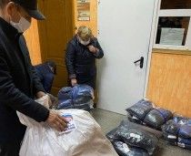 Зимние куртки врачам горбольницы Уссурийска передали члены партии «Единая Россия»