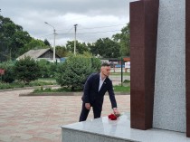 Дань памяти героям: Илья Нечипоренко возложил цветы к монументу в Борисовке 