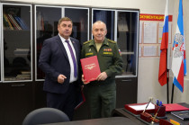 Начальник Уссурийского суворовского военного училища Николай Николаевич Глинин принимает поздравления с юбилеем 