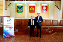 Новым членам партии «Единая Россия» выдали партийные билеты