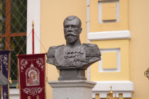 У храма Покрова Пресвятой Богородицы открыт бюст императору Николаю II