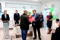 Александр Черныш наградил работников фармацевтической отрасли 