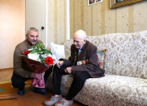 Депутат Сергей Клековкин поздравил ветерана Сталинградской битвы 