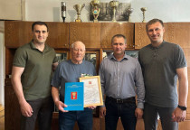 С юбилеем, легенда! Депутат Уссурийска поздравил мастера городошного спорта Бориса Степанова
