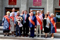 Почетным гражданам Уссурийска вручили удостоверения и знаки отличия