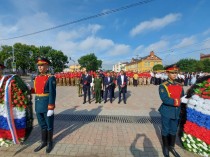 Венки и цветы к Вечному огню на площади Победы возложили депутаты Думы