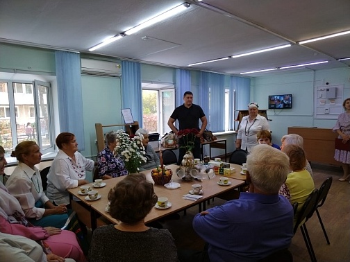  О чем говорили за чашкой чая: Дмитрий Сурков встретился с представителями старшего поколения