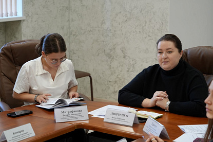 Страницы мужества: члены Молодежного совета при Думе познакомились с книгой о героях СВО