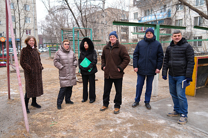 Мечты о новом дворе: жители Уссурийска обсудили идеи для преображения двора со своим депутатом