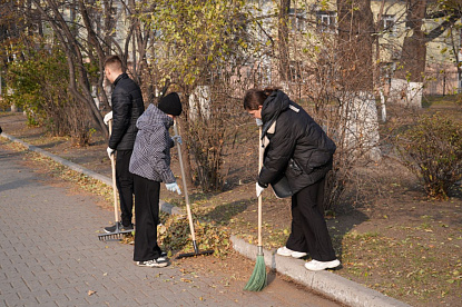 Сквер стал чистым: члены Молодежного совета при Думе Уссурийска провели субботник