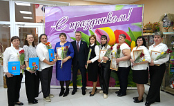 Свет знаний и тепло горячих сердец: поздравление работников образования в Уссурийске