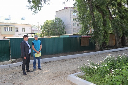 Александр Черныш проверил ремонт дворов на своем избирательном округе