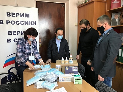 Депутаты Думы УГО вместе с волонтерами развозят продукты