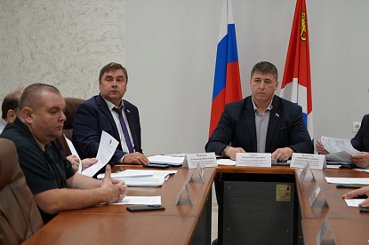 Приватизацию служебных жилых помещений обсудили на заседании постоянной комиссии Думы