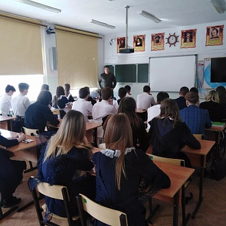 Дмитрий Сурков провел урок финансовой грамотности для школьников Уссурийска