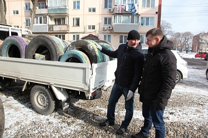 Андрей Подоплелов помог в расчистке придомовой территории