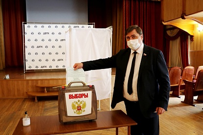 Председатель Думы Александр Черныш проголосовал по поправкам в Конституции