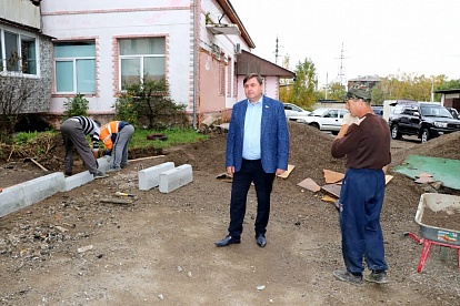 Александр Черныш проверил ход реконструкции дворовых территорий