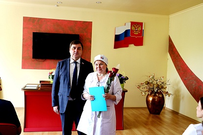 «Спасибо, доктор!». Медицинских работников поздравили с профессиональным праздником 