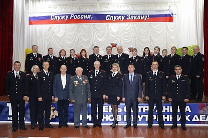 Уссурийских полицейских и ветеранов МВД поздравили с профессиональным праздником 