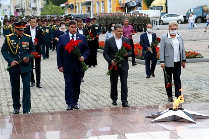 В Уссурийске на площади Победы возложили  цветы