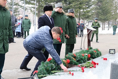Памятные доски открыли на здании штаба 5-ой Армии и возложили цветы к мемориалу