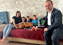 «Елка желаний» продолжает приносить радость детям