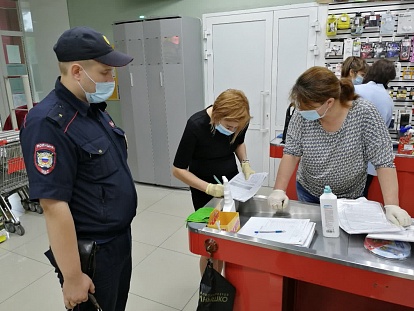 Административная комиссия Уссурийска проверила работу торговых центров и рынков в условиях пандемии