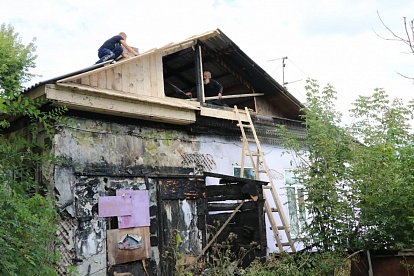 Депутаты Думы помогают уссурийцам в восстановлении крыши