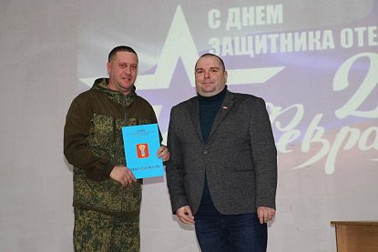 Уссурийских артиллеристов поздравили с Днем защитника Отечества