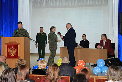 За крепкой броней – хрупкое сердце: с 8 Марта поздравили женщин-военнослужащих