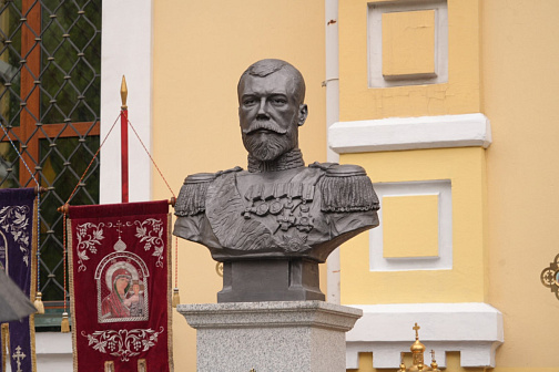 У храма Покрова Пресвятой Богородицы открыт бюст императору Николаю II
