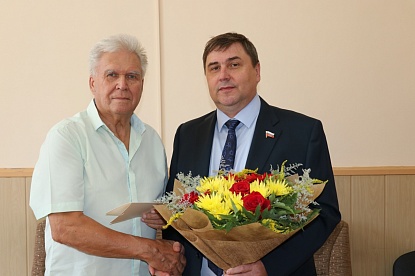 Валерий Иванович Тарасов принимает поздравления