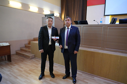 Депутат Дмитрий Ким получил удостоверение об избрании в Думу 