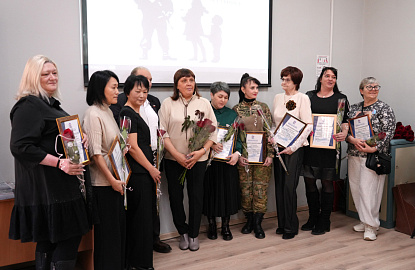 Женщинам Уссурийска тёплые поздравления от народных избранников