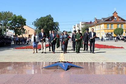 Венки и цветы возложили уссурийцы к мемориалу  на площади Победы