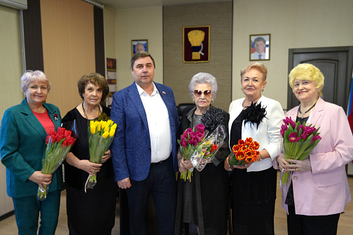 Женщины-Почётные граждане Уссурийска принимали поздравления и цветы