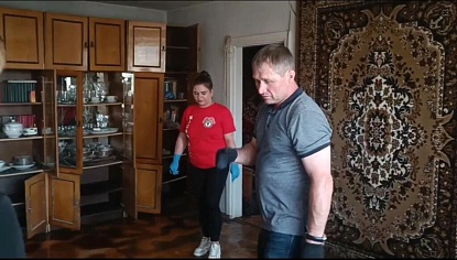 Андрей Подоплелов помогает наводить порядок в домах и на приусадебных участках уссурийцев