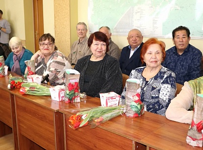 Председатель Думы Александр Черныш поздравил женщин уссурийского Совета ветеранов с наступающим 8 Марта