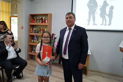 «Их нежные руки плетут сети защиты»: лучших волонтеров отметили в Уссурийске