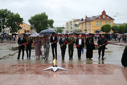Жители Уссурийска возложили цветы к Вечному огню в День памяти и скорби