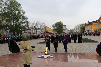 В честь Дня Победы в Уссурийске возложили венки и цветы 