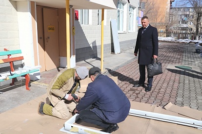 Новые противопожарные двери устанавливают в Уссурийском социально-реабилитационном центре