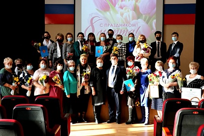 Женщин Уссурийска поздравили с Международным женским днем